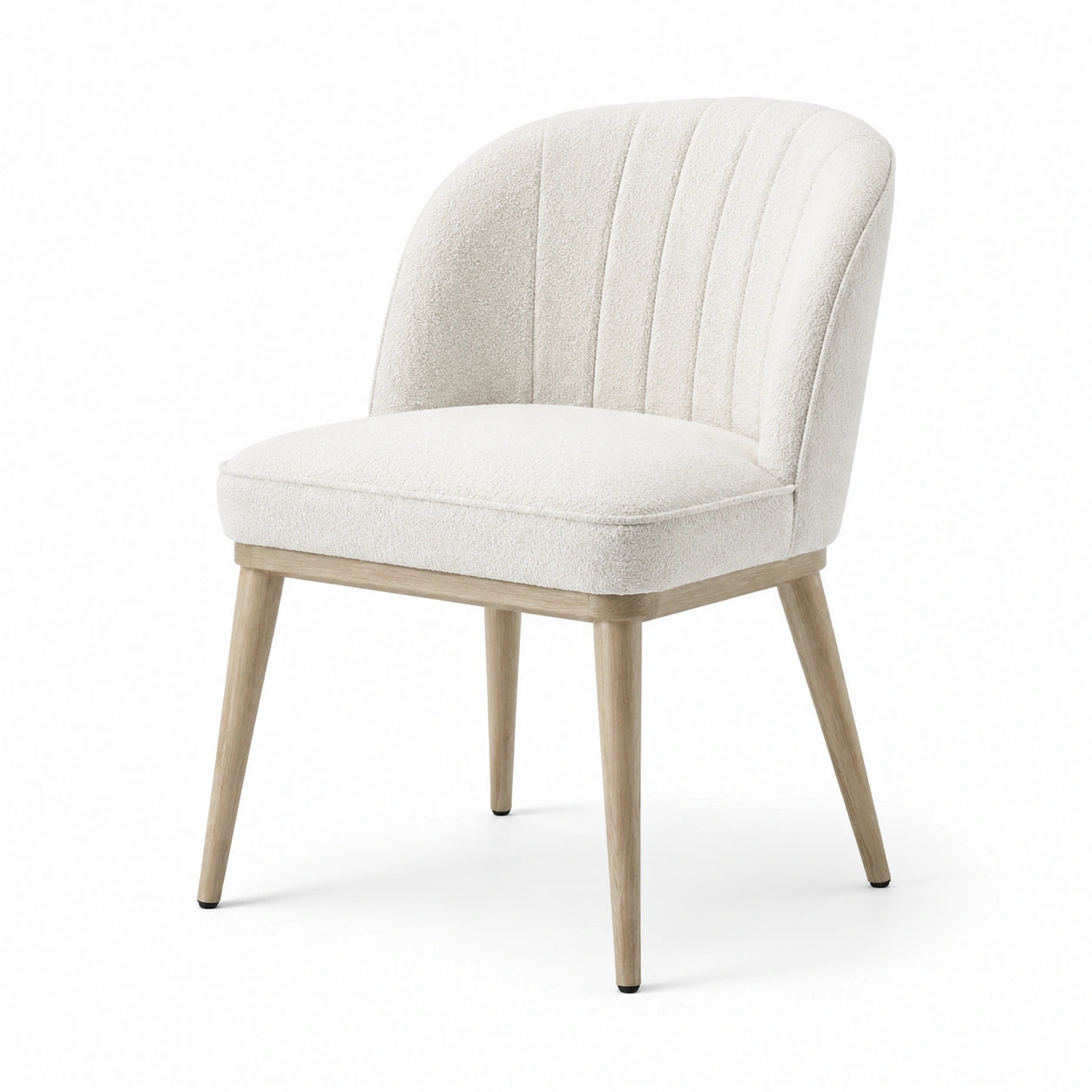 Chaise contemporaine en tissu bouclé blanc cassé et bois naturel, 58 × 62 × 82 cm